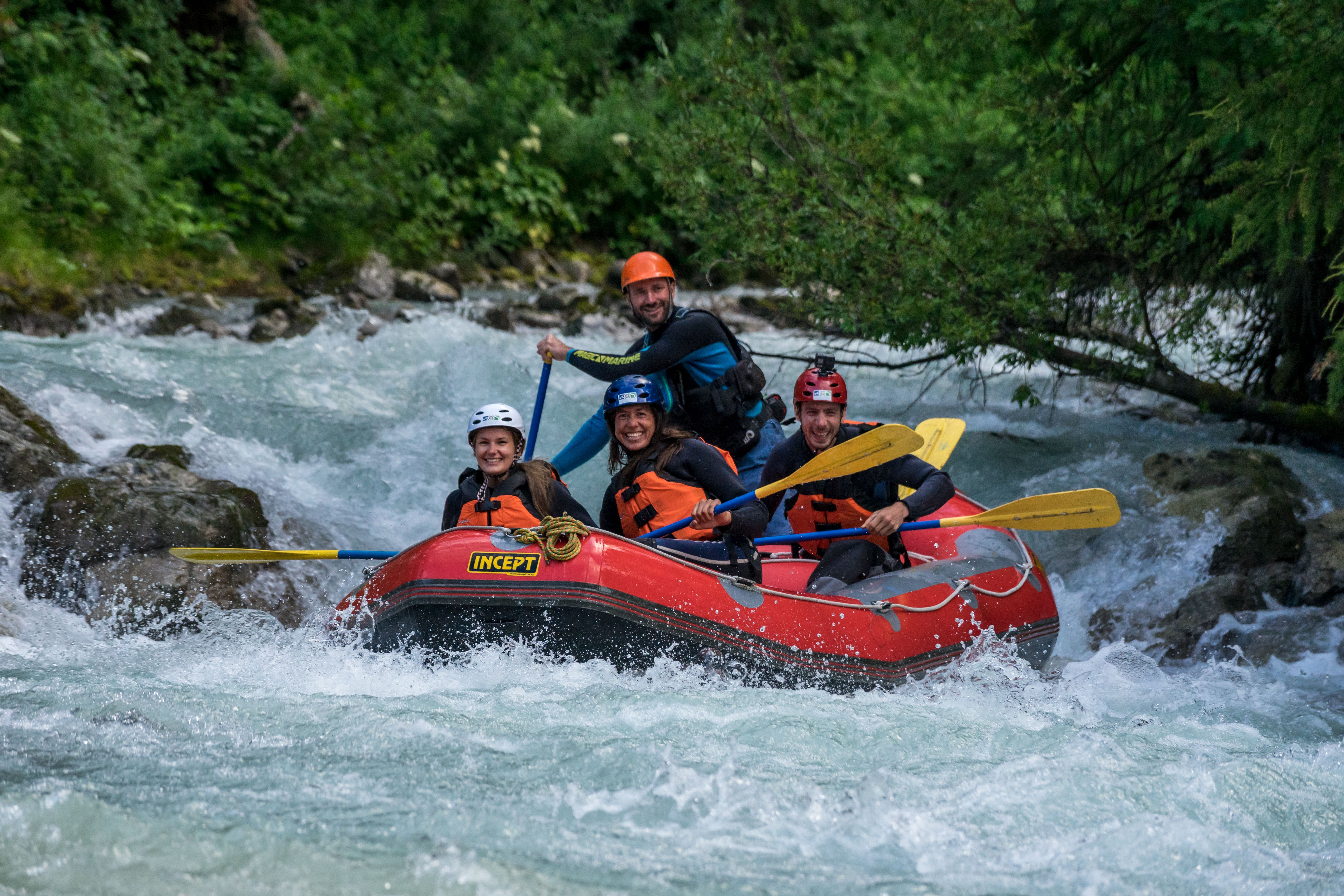 Rafting Wildwasser Abenteuer Giarsun Engadin Welle 