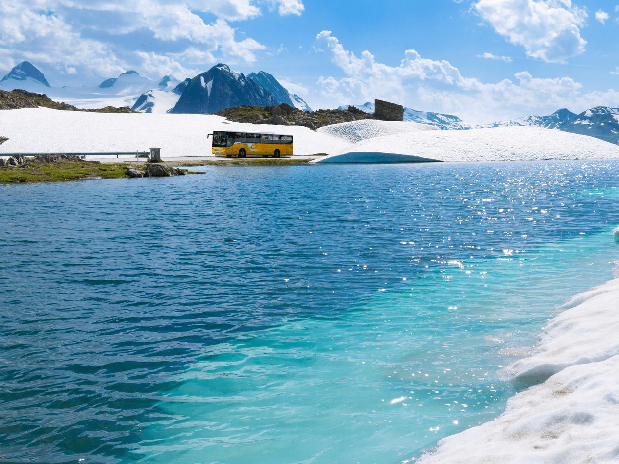 Postauto am Nufenenpass