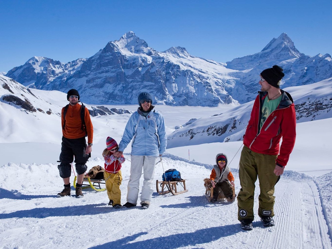 Familie Ausflug Schweiz Schlitteln zu Fuss