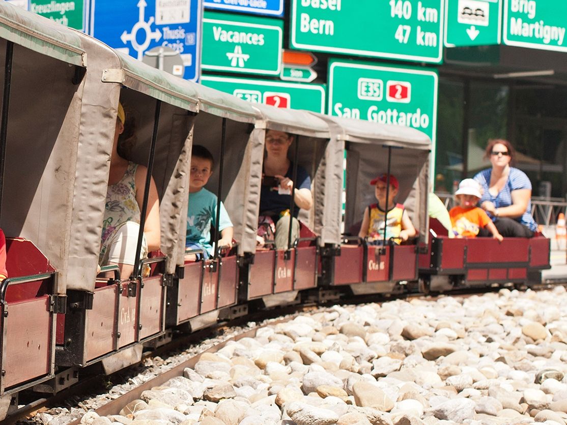 Familie Ausflug Schweiz Gartenbahn Kinder