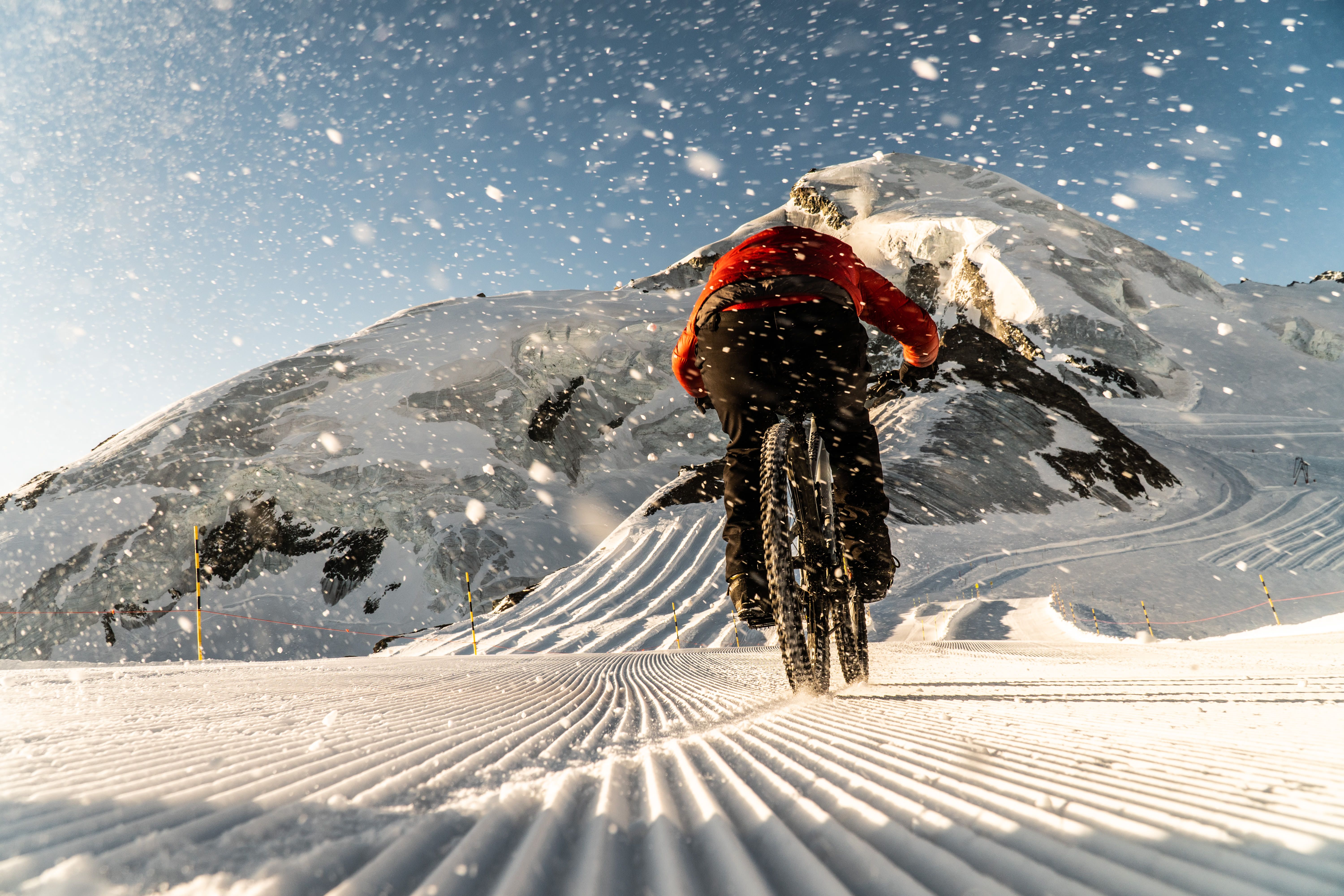 Saas-Fee Glacier Bike Downhill Gletscher Massenstart 