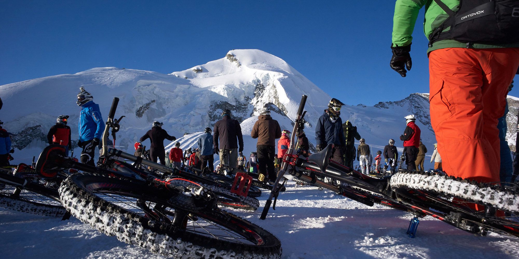 Saas-Fee Glacier Bike Downhill Gletscher Massenstart 