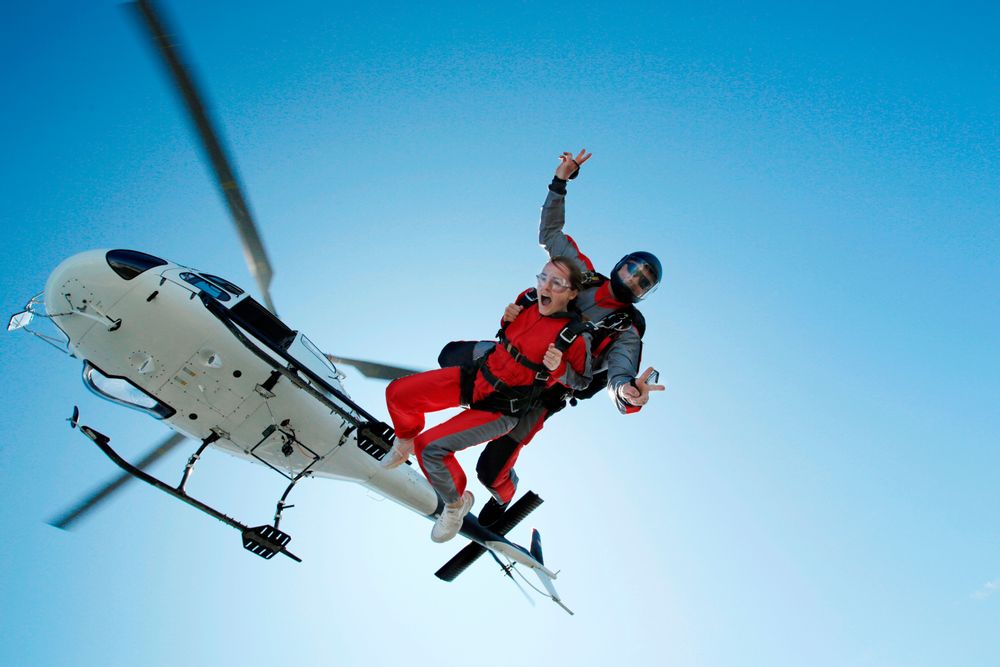 Helicopter skydiving tandem over Bern | Swiss Activities