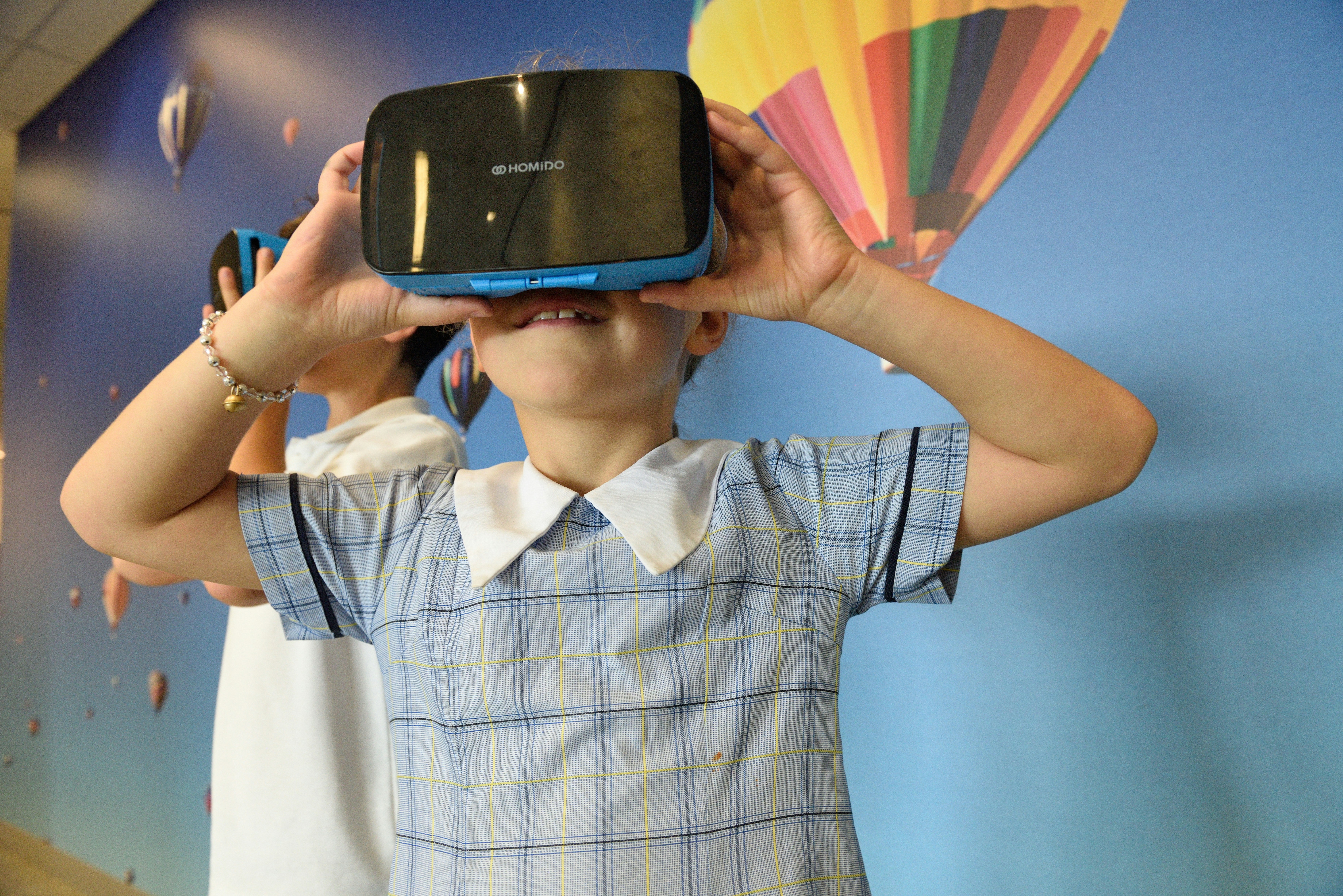 Ein Kind mit einer VR-Brille