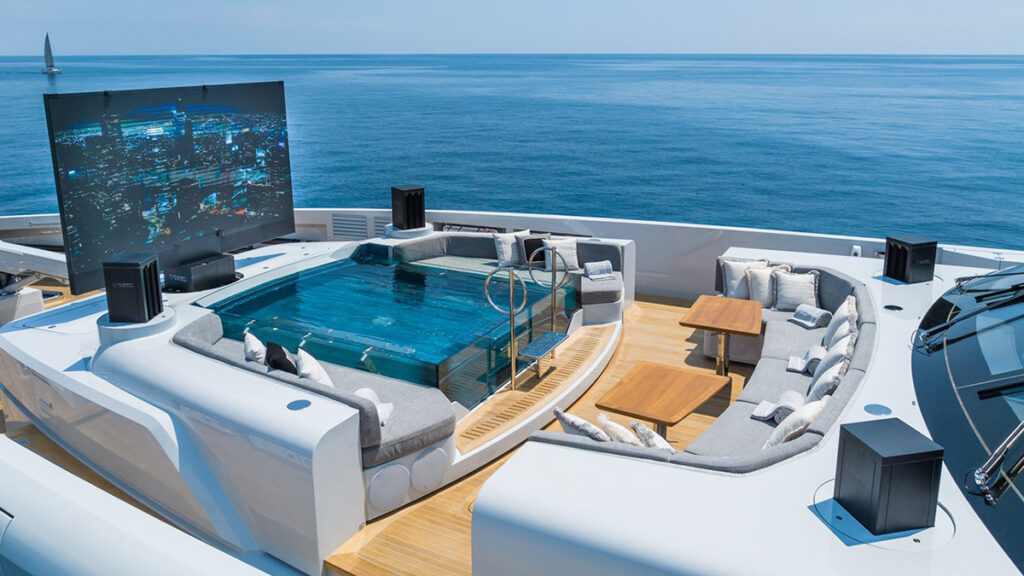 Det är lyx som gäller ombord Grey, med en egen utomhusbiograf. (Foto: Tankoa Yachts)