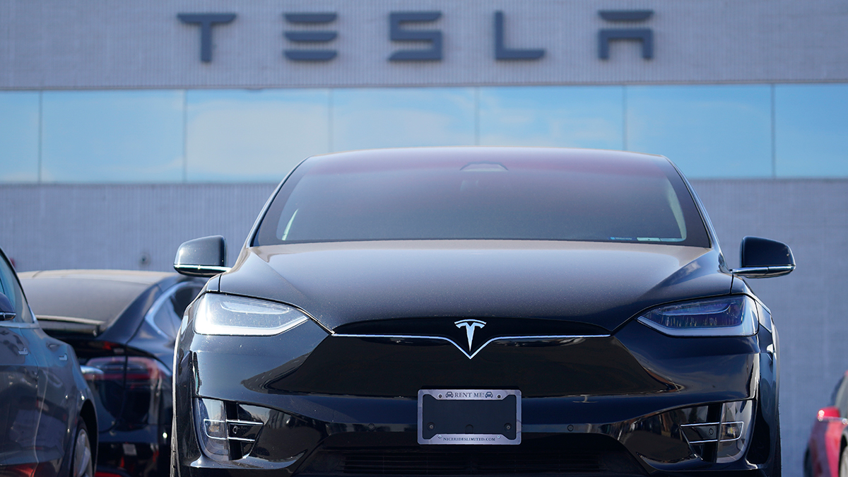 Tesla blåser kunder: Hundratusentals kronor upp i rök