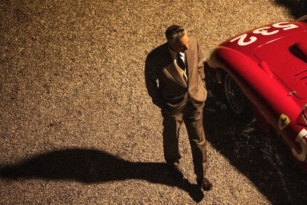 Adam Driver som Enzo Ferrari 