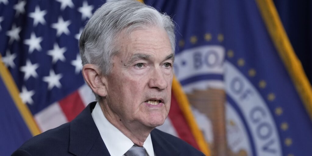 Fed-chefen: För tidigt att prata räntesänkning – höjning möjlig
