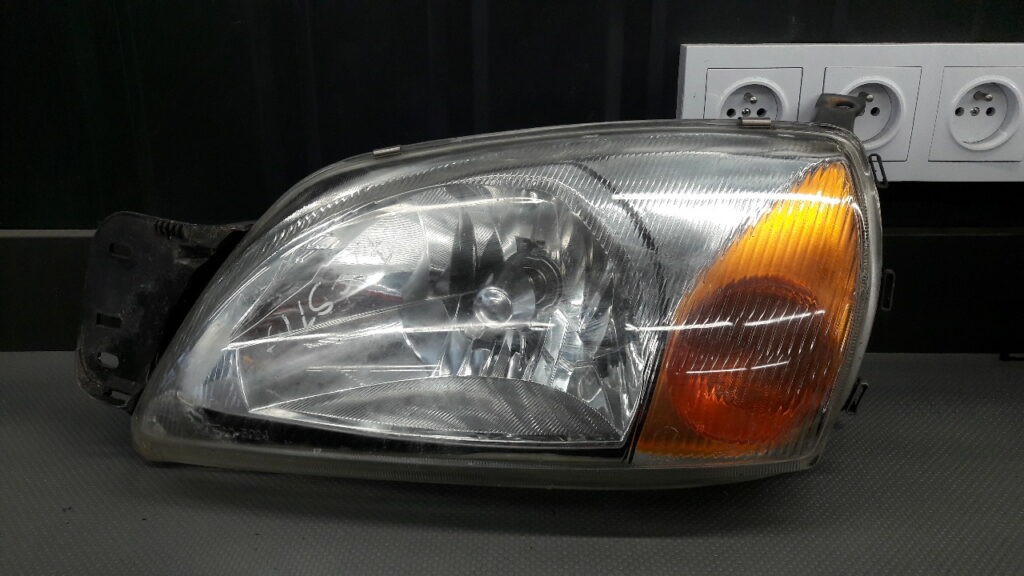 Reflektor lewy Ford Fiesta MK5 TYC