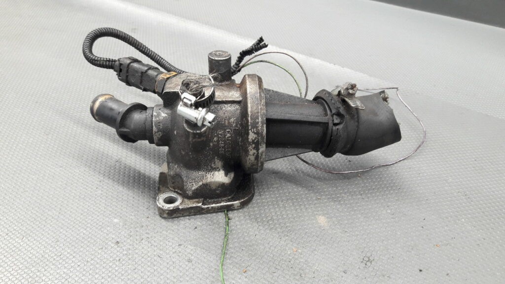 V2848-88 obudowa termostatu Alfa Romeo 147 1.9JTD