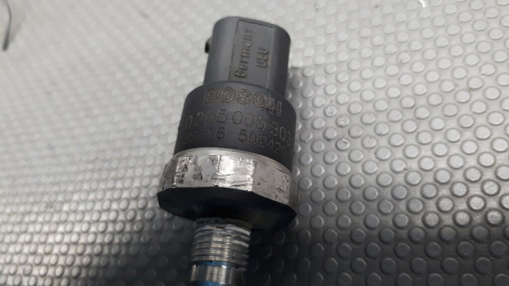 8611273 czujnik ciśnienia oleju BMW X3 E83 X5 E53 E60 E65 E87 E90