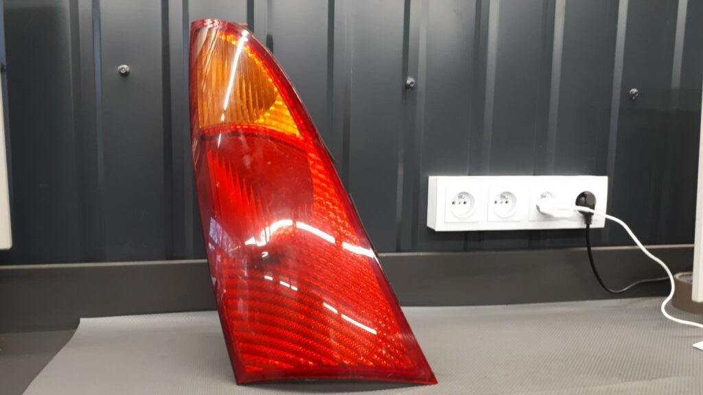 XS4X13404A LAMPA PRAWY TYL FORD FOCUS MK1