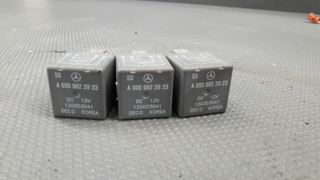 A0009822923 Przekaźnik Mercedes W205 W220
