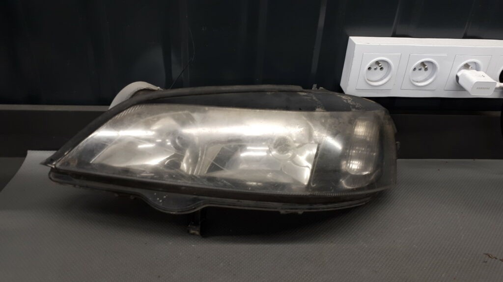 reflektor lewy Opel Astra II Hella Ciemny