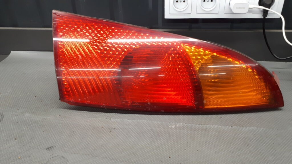 XS4X-13404 Lampa prawy tyl Ford Focus MK1 HB