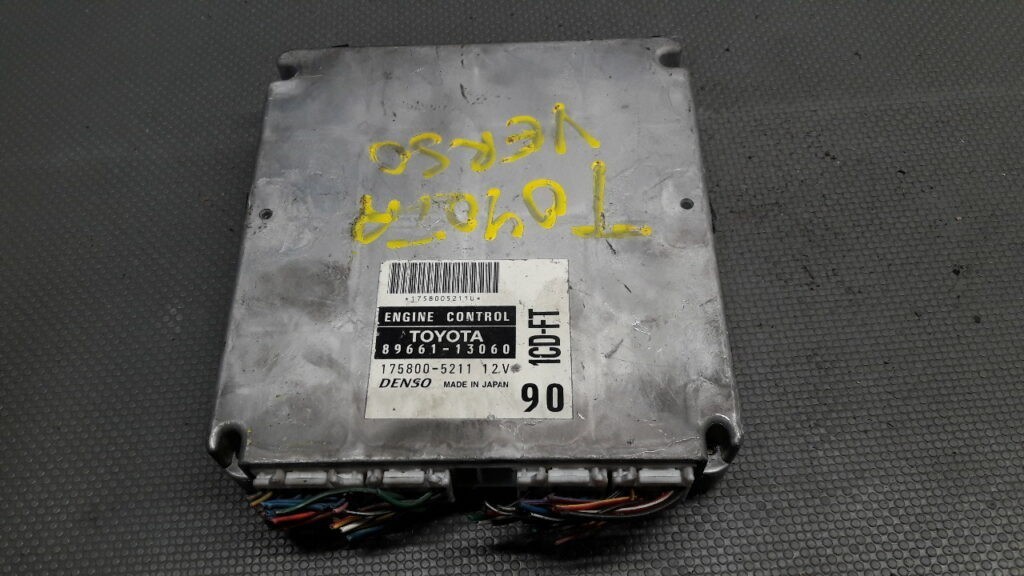 175800-5211 Sterownik silnika Corolla Verso I 2,0D