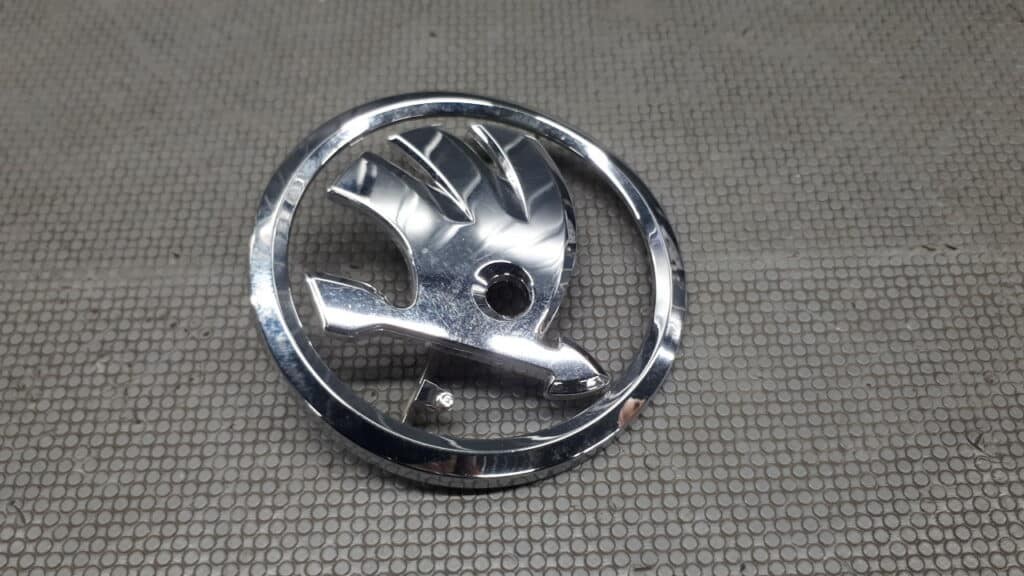 1ST853601A Emblemat maski przod Skoda Citigo