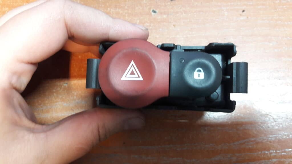 8200214896A wlacznik swatel awaryjnych Clio III