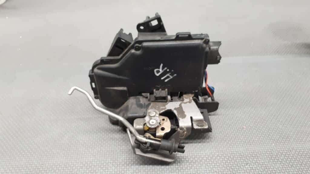 Zamek drzwi prawy tyl Audi A6 C5 7PIN 01R