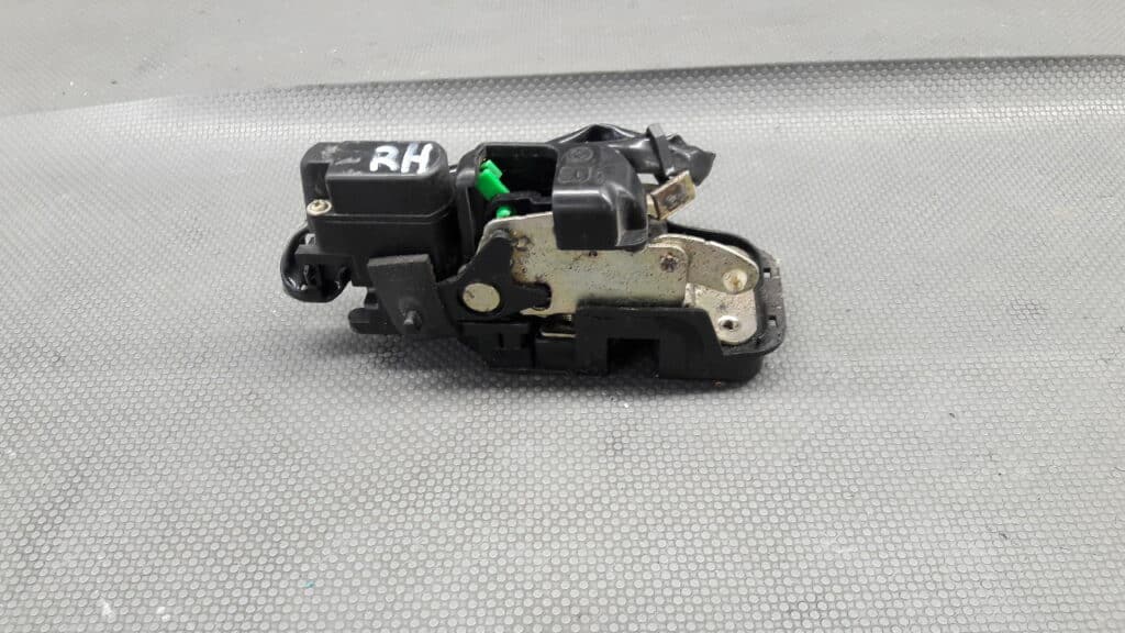 zamek drzwi prawy tył Mazda Xedos 6 94r 2PIN