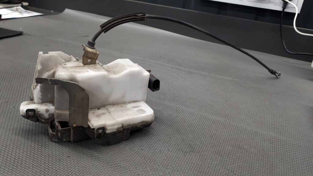6K4839016B ZAMEK DRZWI LEWY TYL SEAT CORDOBA G