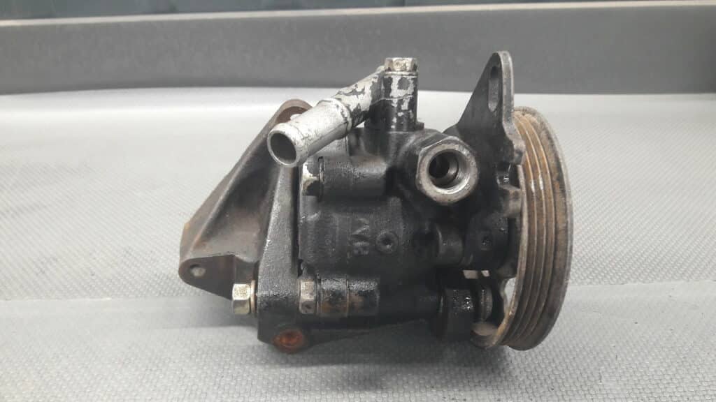 4911052Y00 pompa wspomagania Nissan Sunny 90r 1.6