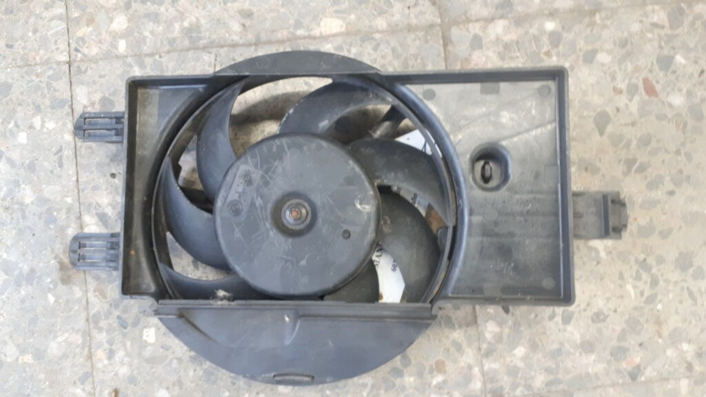 8V61-8C607-S Wentylator chłodnicy MAZDA 3 III 1.6 09r