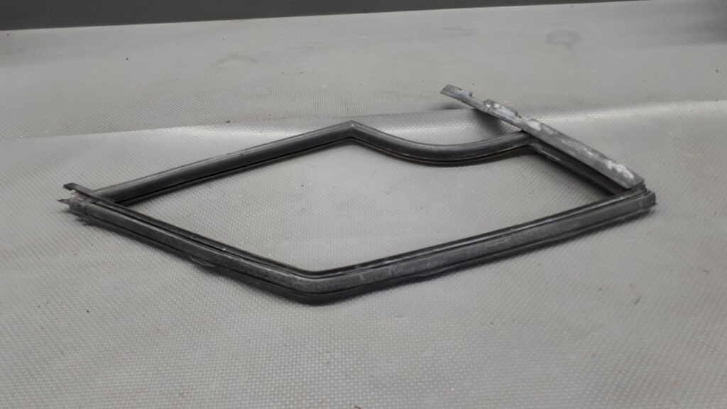 1687250266 Uszczelka szyby prawy przod Mercedes W168