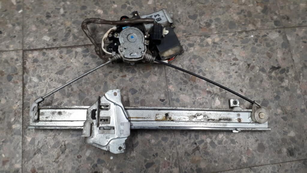 Mechanizm szyby lewy tył Mitsubishi Pajero Shogun 97-00r