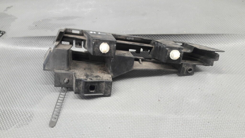 7006823A Ślizg lewy tył BMW E46 Compact 00r