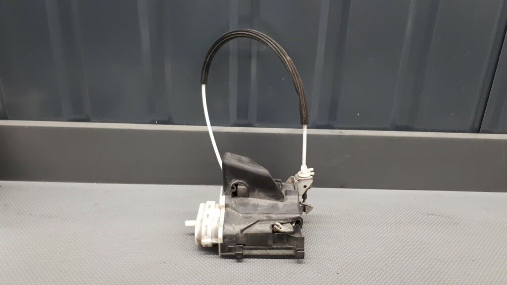 4A0839016B Zamek drzwi prawy tyl Audi 100 C4