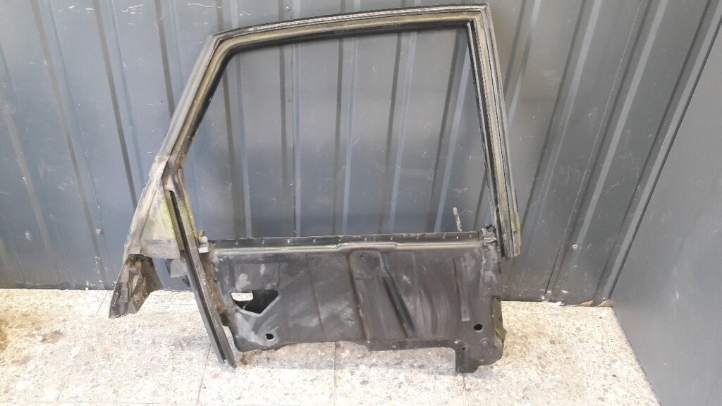 ramka drzwi prawy tył Audi 80 B4 94r