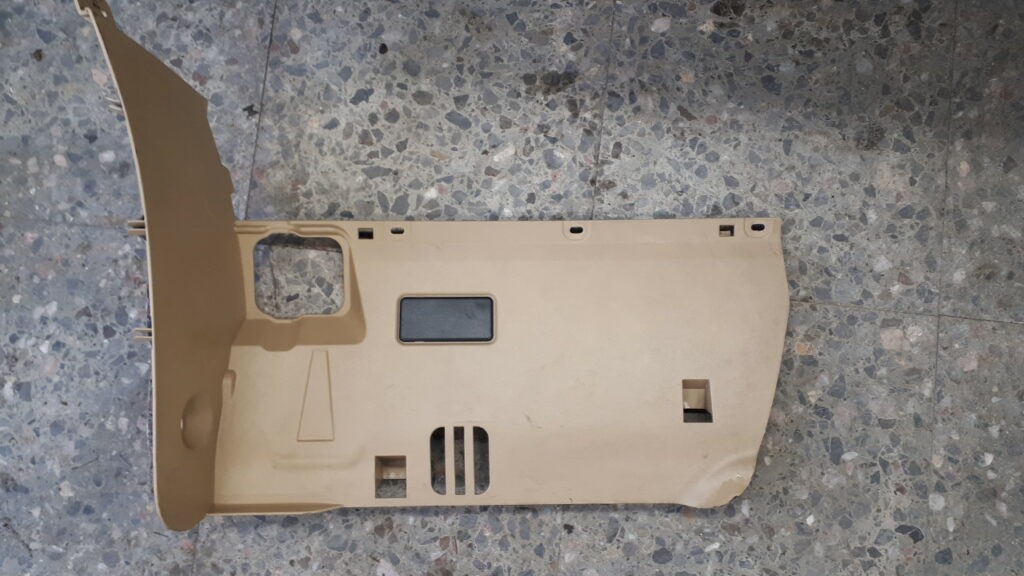 7156230 Osłona dolna deski prawa BMW E60
