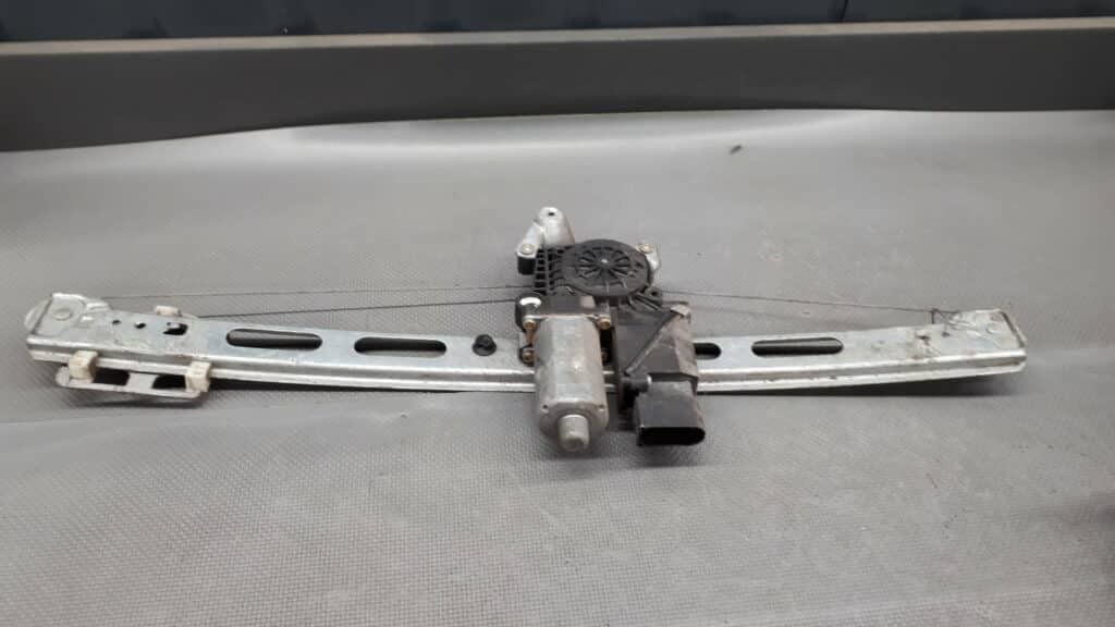 0130821699 Mechanizm szyby lewy tyl Mercedes W168