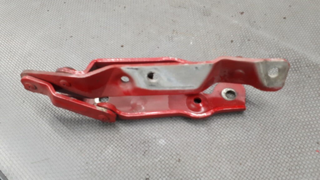 B430 Zawias klapy tylnej prawy Alfa Romeo GT