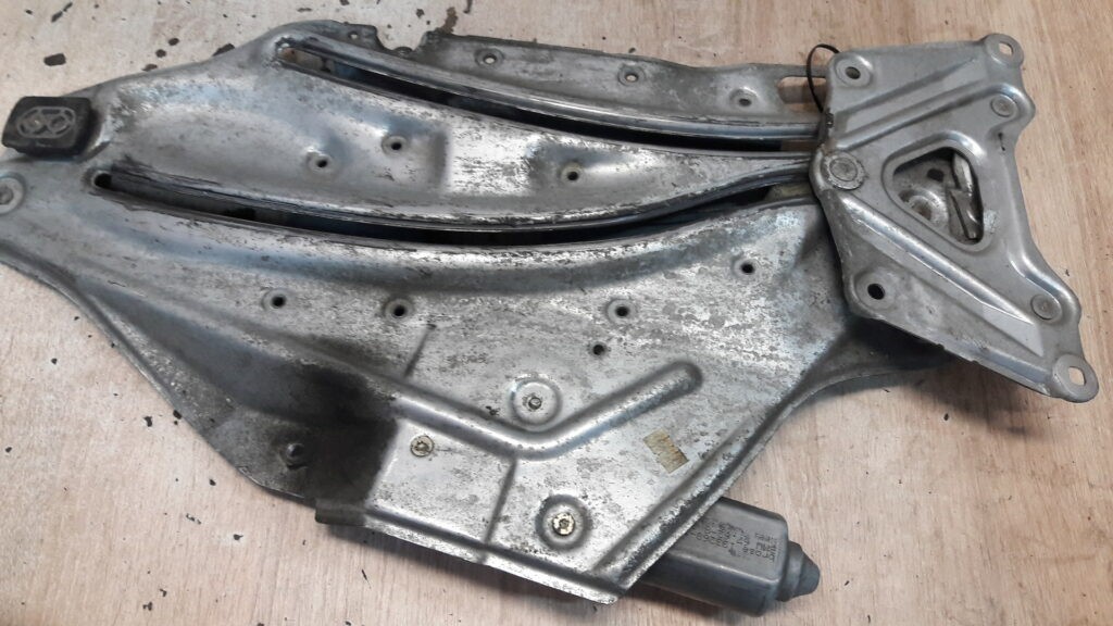 8119985 Mechanizm szyby lewy tyl BMW E36