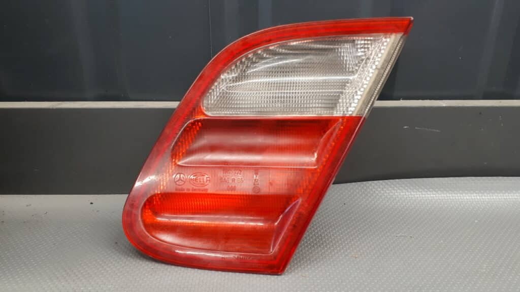 Lampa  prawa w klapę MERCEDES C208 HELLA