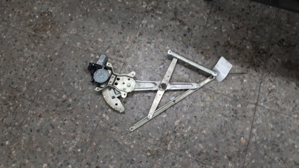 Mechanizm prawy przod Nissan Pixo 09r