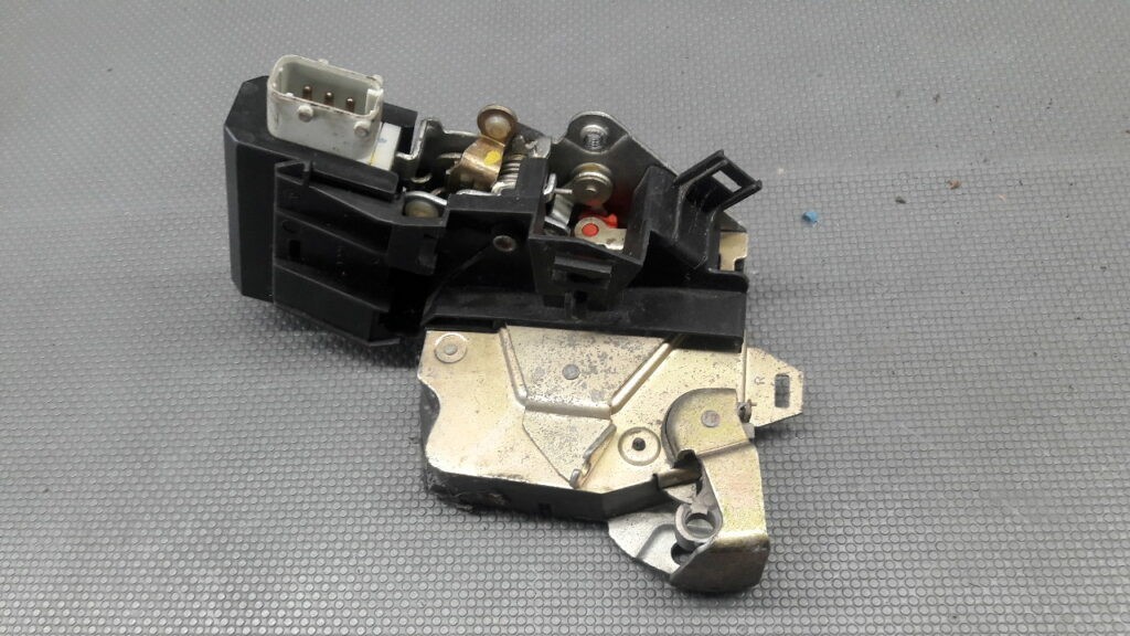 8166246 Zamek prawy tył BMW E39 5D