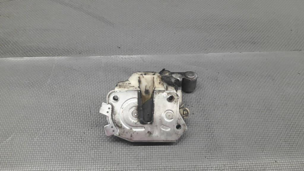 zamek drzwi przesuwnych lewy tyl Mitsubishi L400
