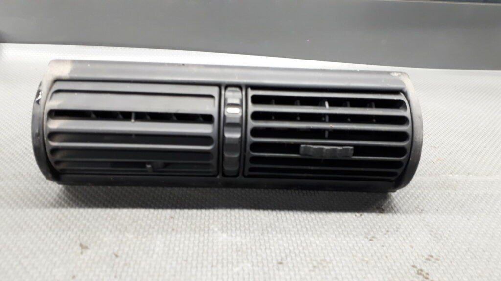8390216 kratka nawiewu środkowa BMW E36