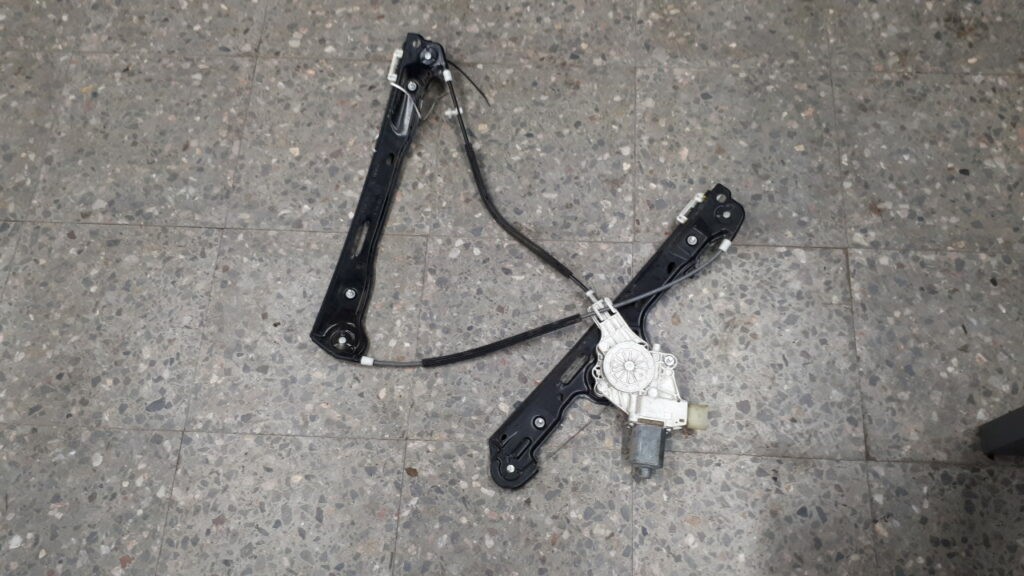 7138465E Mechanizm szyby lewy przod BMW E87