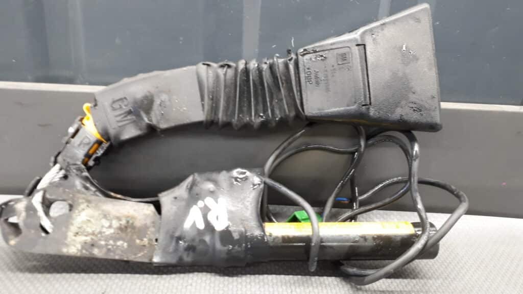 90493610 Napinacz pasa przód prawy Opel Omega B 98r