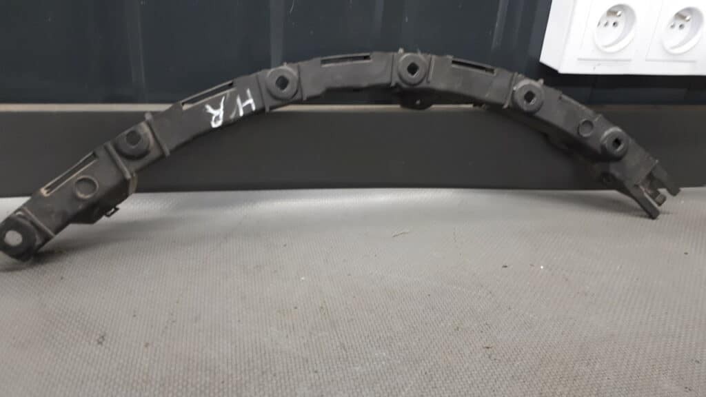 8Z0853862a Ślizg zderzaka prawy tył Audi A2 01r