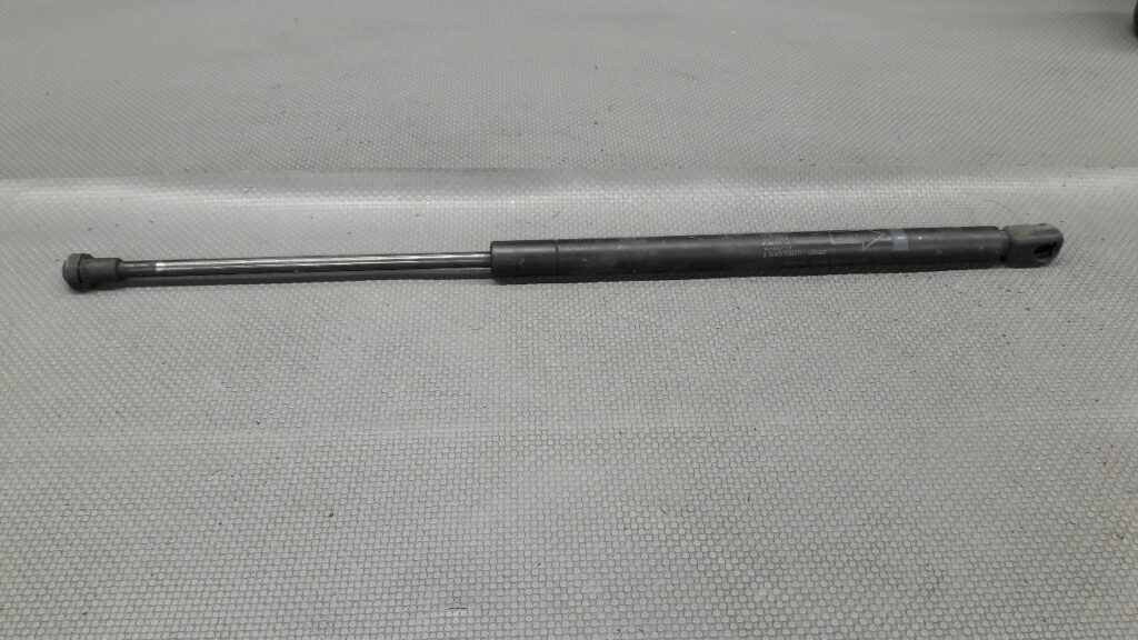 68950-0W170 silownik klapy Toyota Corolla E12