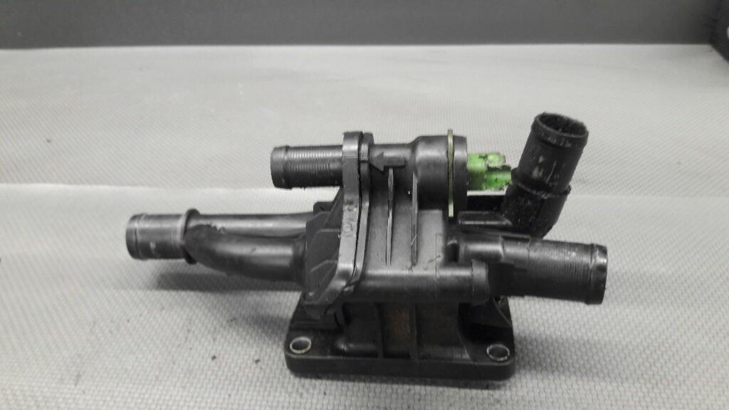 9670253780 OBUDOWA TERMOSTATU1.6 HDI CITROEN C4 09