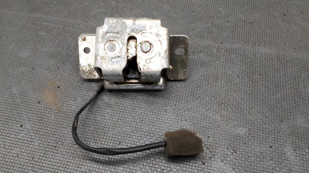 Zamek klapy bagażnika Kia Clarus 98r Kombi