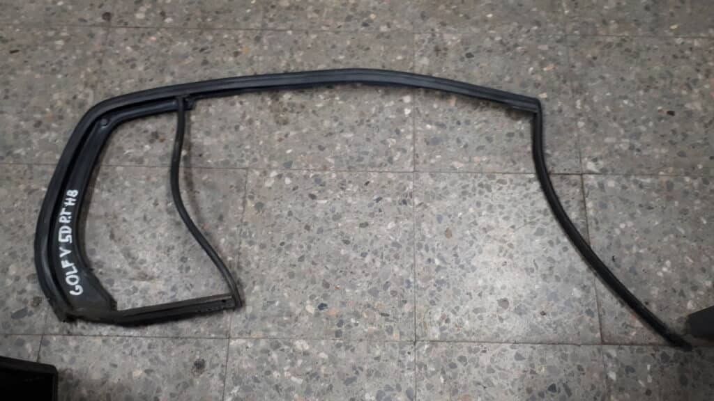 Uszczelka drzwi prawy tyl VW Golf V
