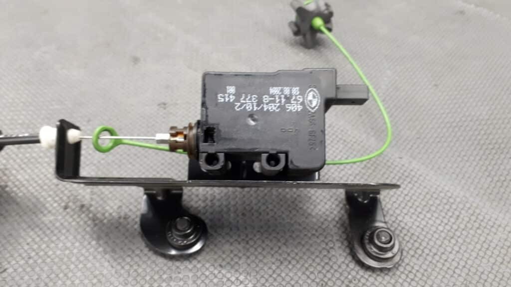 Zamek klapki wlewu paliwa BMW E60 2PIN