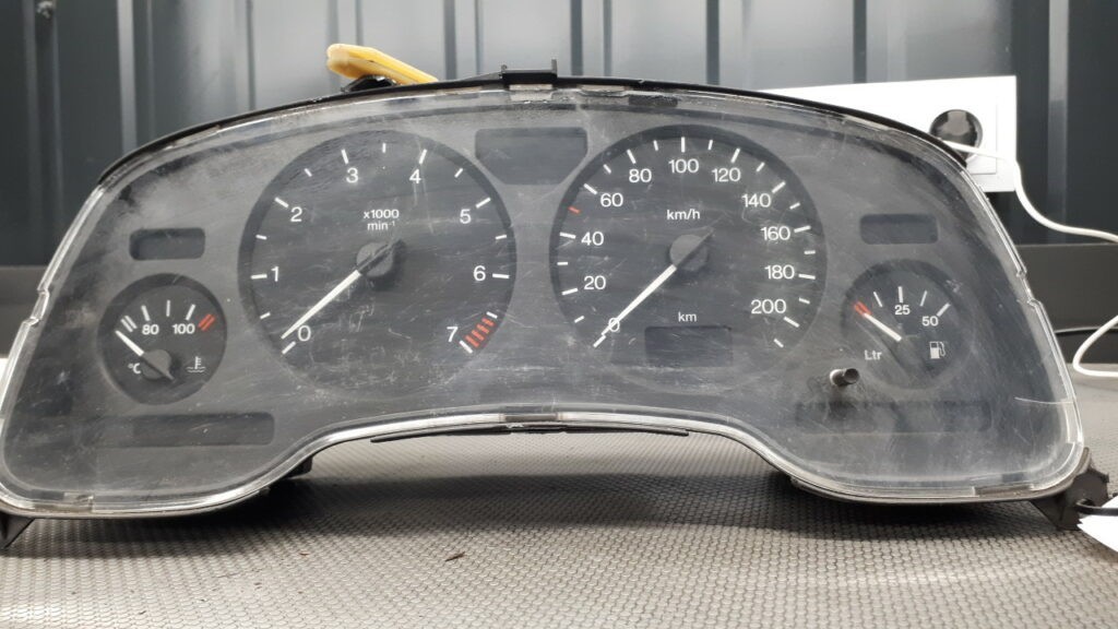 YQ09131138 Zegar licznik Opel Astra II 1.6 98r